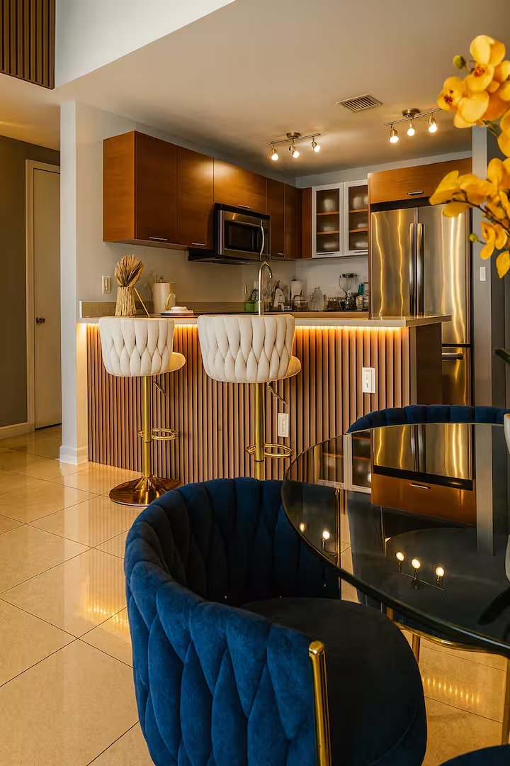 Fully equipped kitchen with breakfast bar